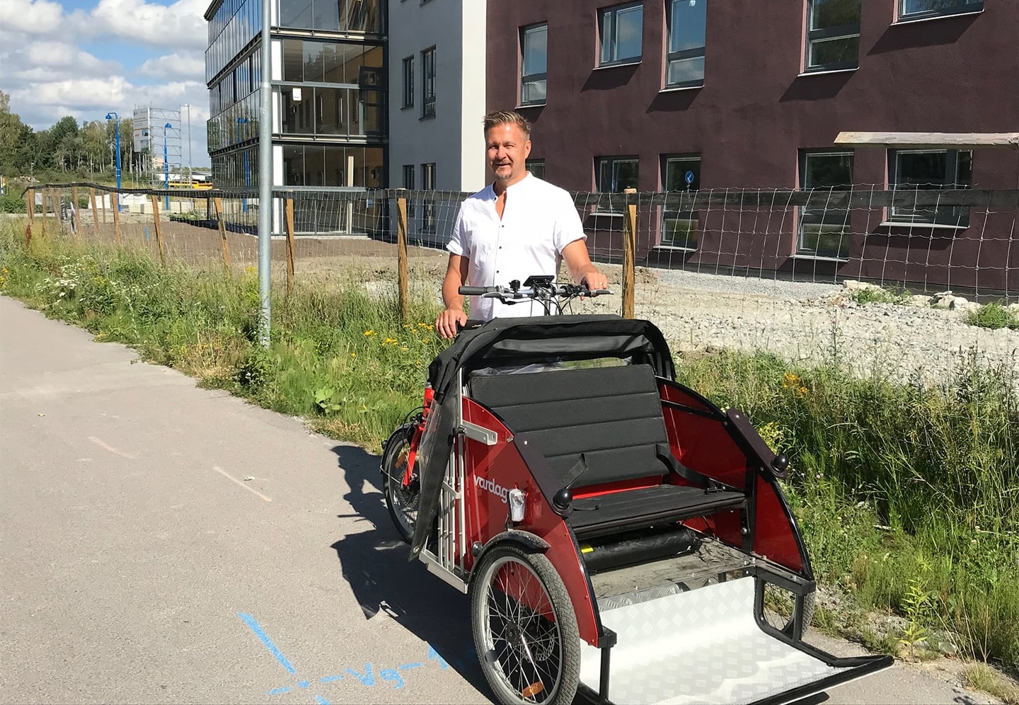 Niqlas Lundquist utanför Villa Idun med en cykel
