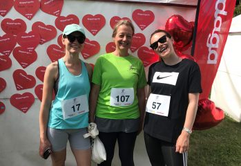 Tre deltagare framför Vardagas tält under Alzheimerloppet