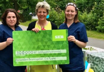 Glada medarbetare på Brunnsgatan håller upp priset de vunnit