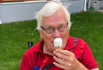 En omsorgstagare äter mjukglass