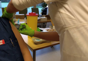 Vaccinering mot covid-19 på ett äldreboende