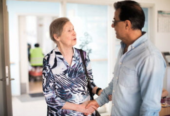 Två personer tar i hand