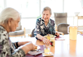 Två personer äter middag tillsammans