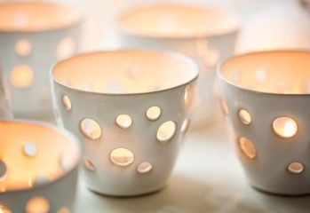 ljuslyktor i vit keramik med hål