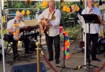 Tre personer sjunger och spelar