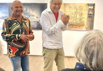 "Junior" och Lars Lerin ler mot en boende