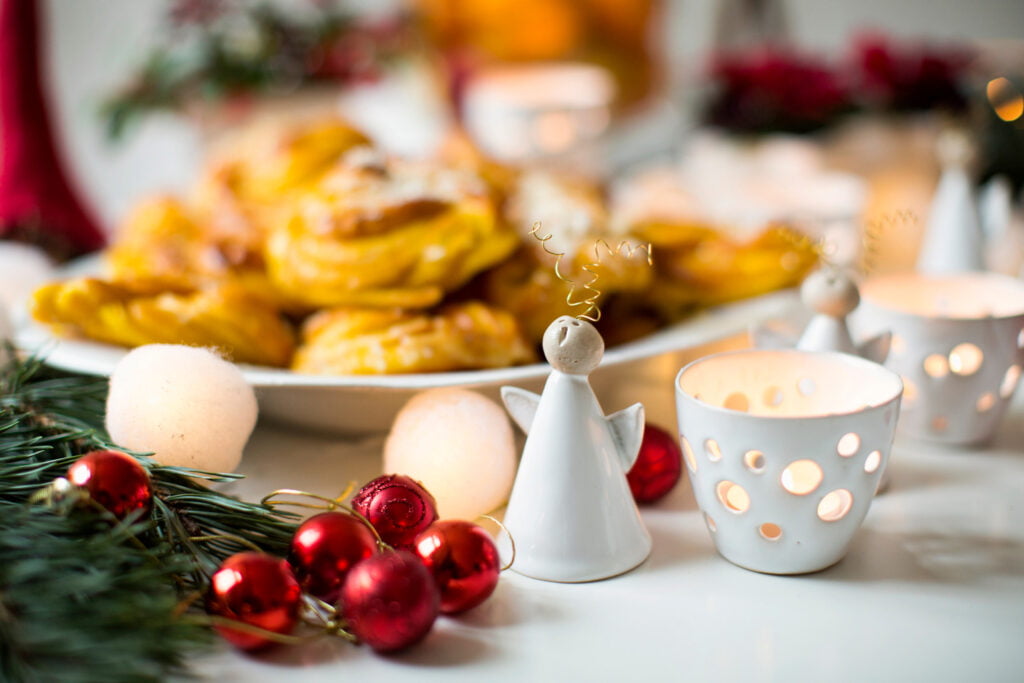 Saffransbullar och juldekorationer