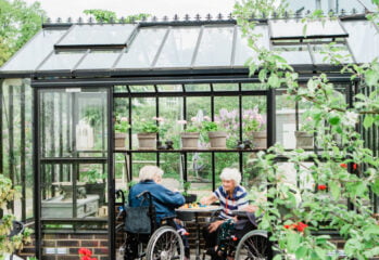 Personer som fikar i växthus