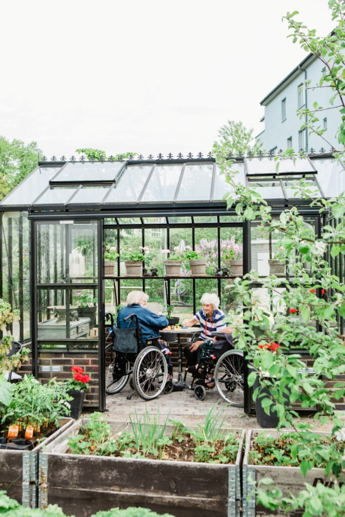 Personer som fikar i växthus