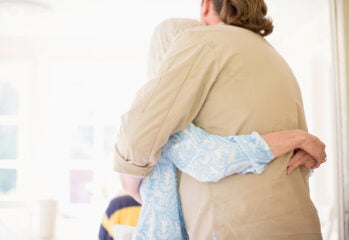 Två personer som omfamnar varandra