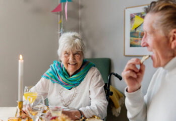 Två personer äter en måltid