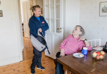 En medarbetare hemma hos en omsorgstagare