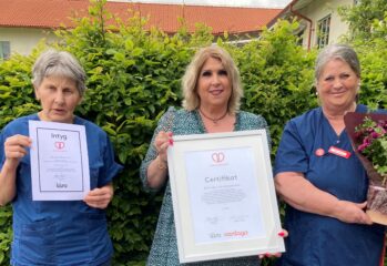 medarbetare på vardaga kolla visar upp certifikat