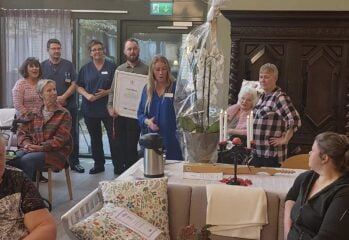 Prisutdelningen med en enorm orkidé