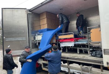 Utrustning från Vardagas äldreboenden lastas i en av Blågula bilens lastbilar.