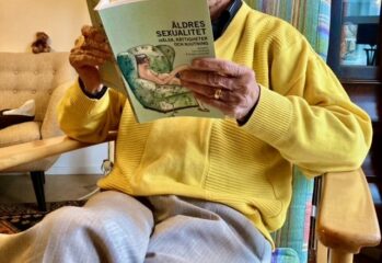 Omsorgstagare sitter och läser boken Äldres sexualitet.