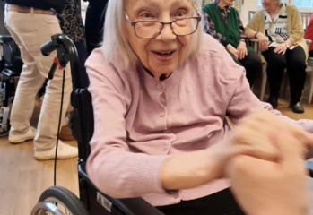 En glad deltagare i rullstol