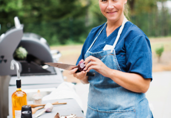 En medarbetare hackar grönsaker utomhus