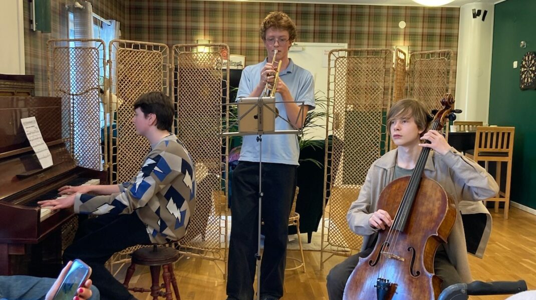 Sylten band spelar jazzmusik på Vardaga Söndagsgården