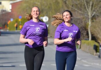 Två kvinnor springer tillsammans