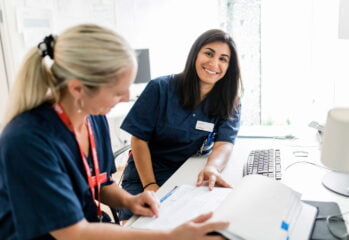 Medarbetare ler mot kameran