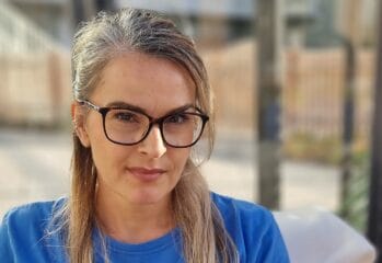 Porträttbild på gruppchef på Villa Bromsten Veronika Mikicic med blont långt hår och blå t-shirt och svarta glasögon