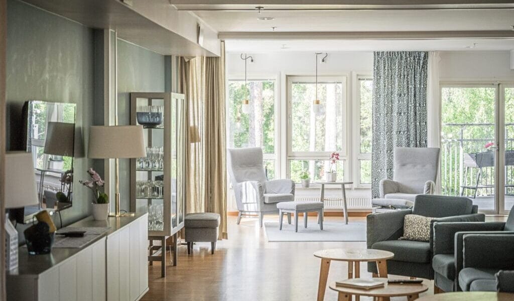 Vardagsrum Villa Botvid med fåtöljer, soffa, bord och tv-bänk