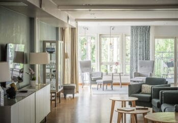 Vardagsrum Villa Botvid med fåtöljer, soffa, bord och tv-bänk