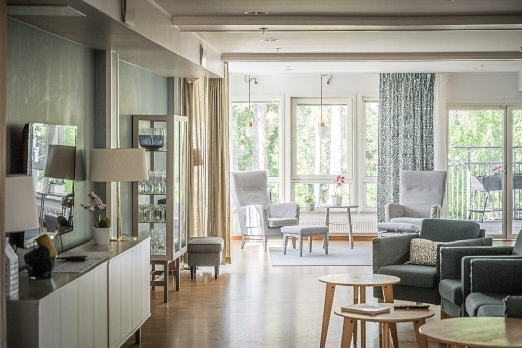 Vardagsrum Villa Botvid med fåtöljer, soffa, bord och tv-bänk