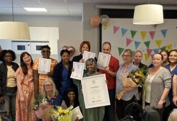 gruppbild på medarbetare på Villa Stallgården med diplom i handen