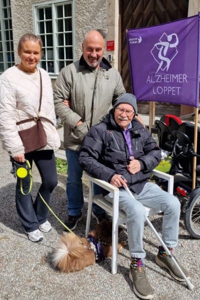 Boende Pelle Wallin tillsammans med hunden Cindy samt sonen Peter och sonhustrun Nora Wallin.