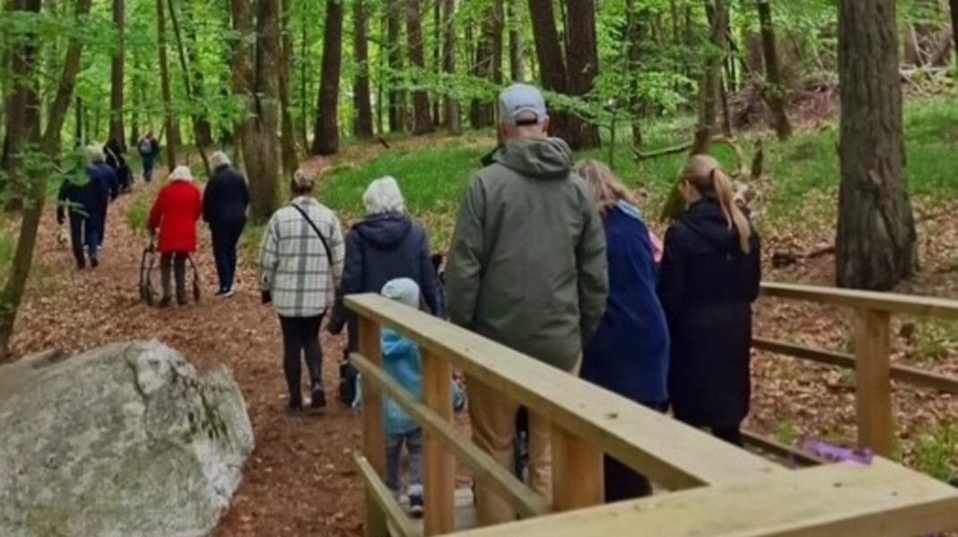 Boende går på Edsby slotts träbana genom skogen.