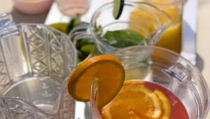 Kannor med dricka i olika färger