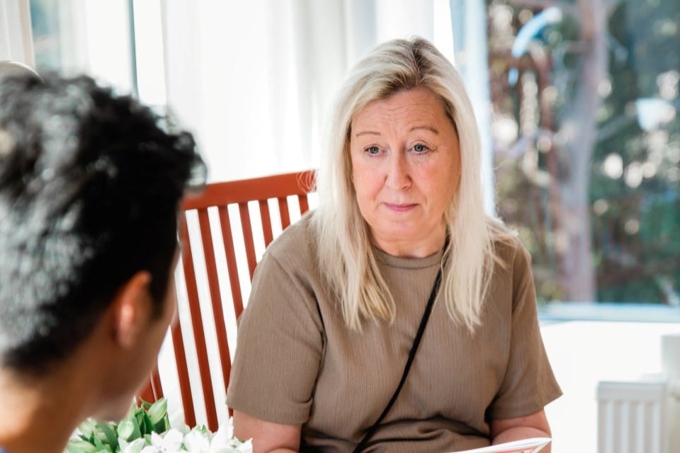 Kvinna samtalar med vårdpersonal