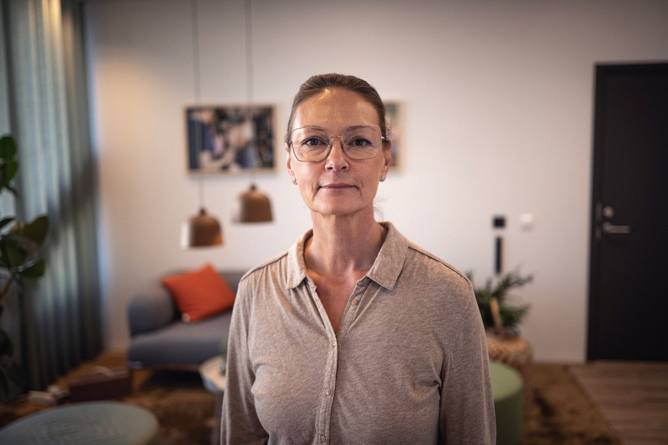 Personporträtt Sophia du Rietz håret i topps, glasögon och brun skjorta