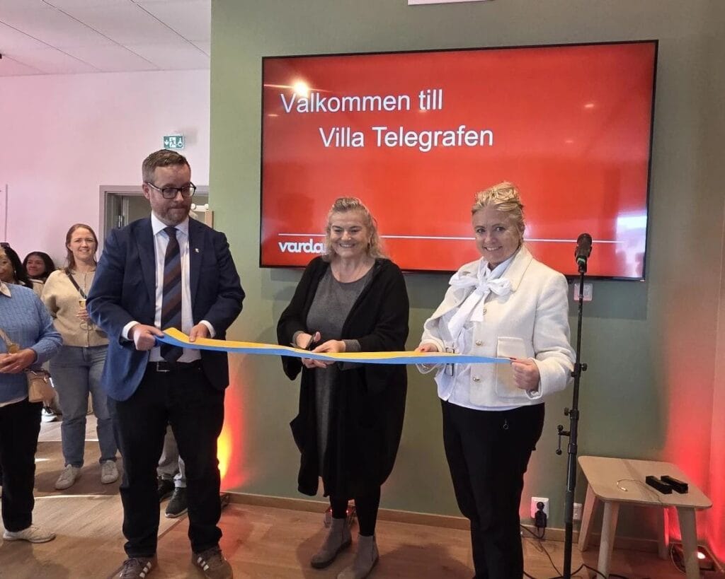 Representant från Nynäshamnskommun och byggaktör klipper band vid invigning