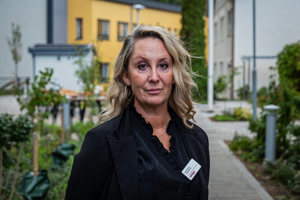 Porträttbild Annika Holm blont hår svarta kläder