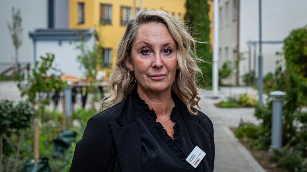 Porträttbild Annika Holm blont hår svarta kläder