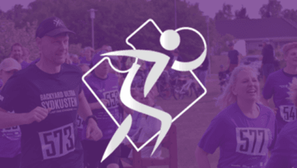 Löpare i ett motionslopp med nummerlappar, överlagrat med en lila ton och en stiliserad löparikon i centrum.