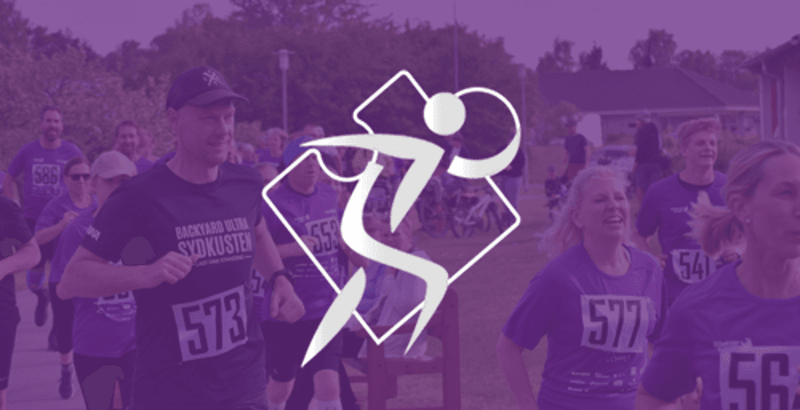 Löpare i ett motionslopp med nummerlappar, överlagrat med en lila ton och en stiliserad löparikon i centrum.