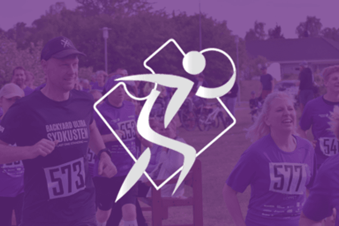 Löpare i ett motionslopp med nummerlappar, överlagrat med en lila ton och en stiliserad löparikon i centrum.