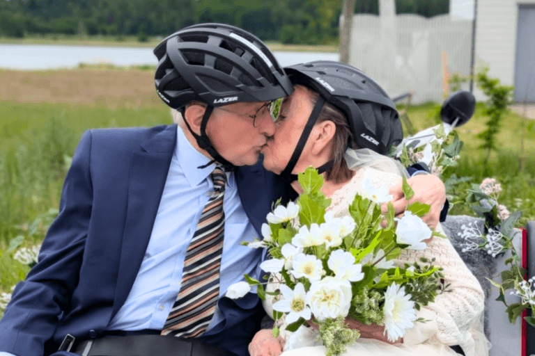 Kyss mellan Olav och Lilian