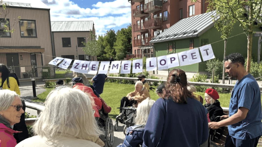 Omsorgstagare i trädgården inför Alzheimerloppet