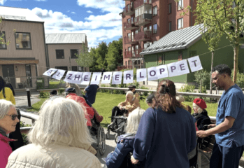 Omsorgstagare i trädgården inför Alzheimerloppet