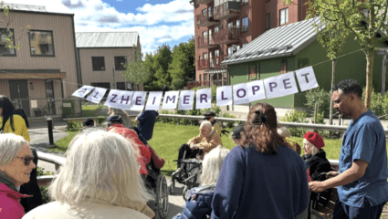Omsorgstagare i trädgården inför Alzheimerloppet