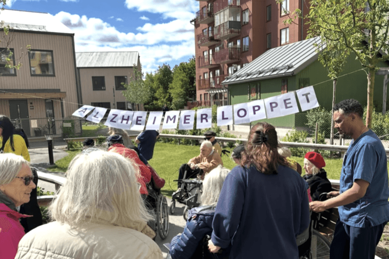 Omsorgstagare i trädgården inför Alzheimerloppet
