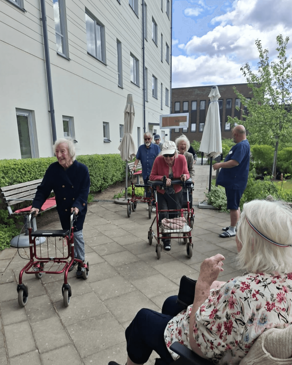 Omsorgstagare vid mållinjen på Alzheimerloppet