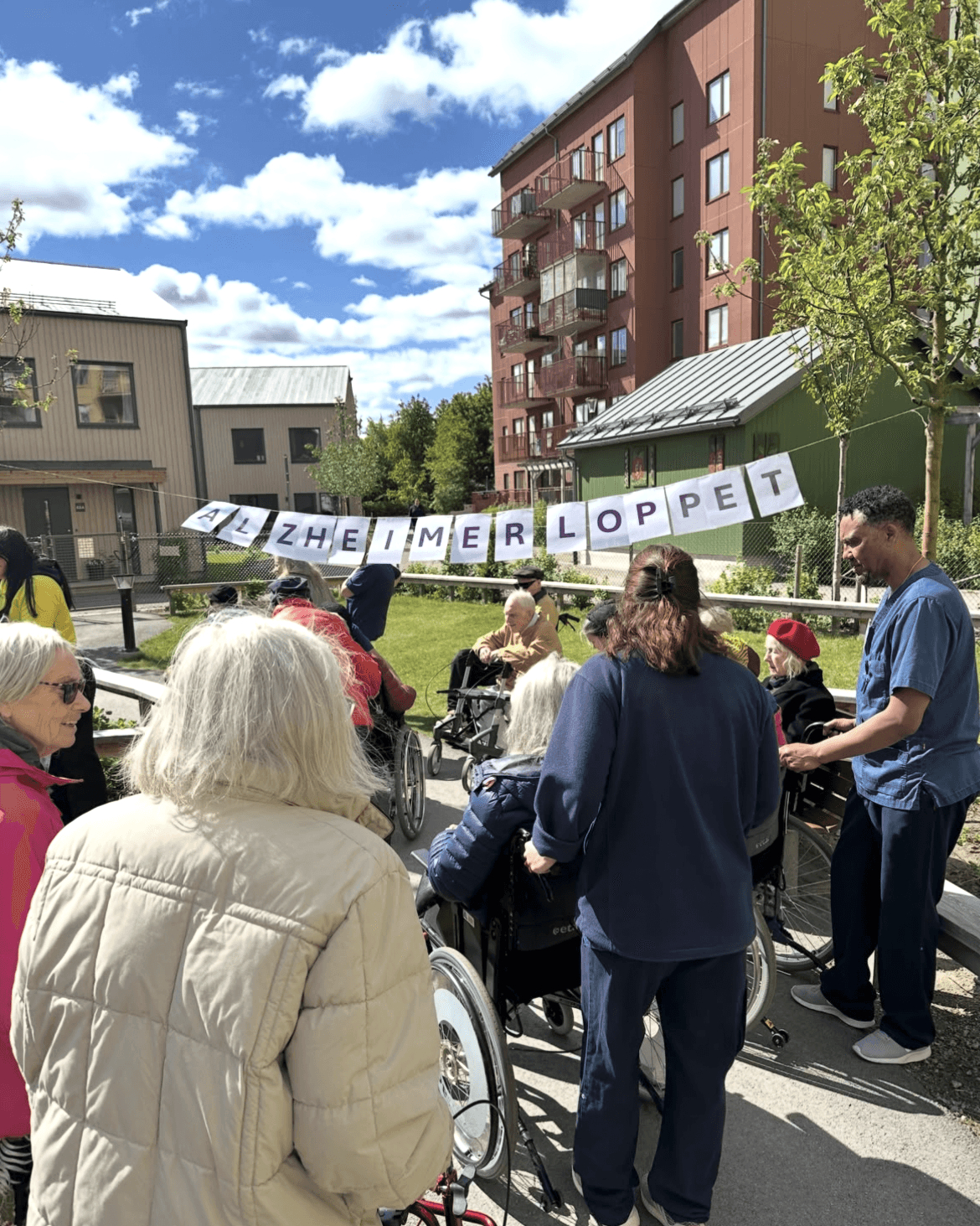Omsorgstagare i trädgården inför Alzheimerloppet